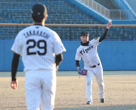 　高橋（左）とキャッチボールをする岩崎（撮影・佐々木彰尚）