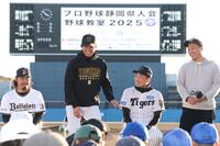 　笑顔を見せる高橋（中央左）と岩崎（同右）＝撮影・佐々木彰尚