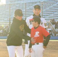 　子どものおなかをさわる高橋（左）。笑顔の岩崎（撮影・佐々木彰尚）