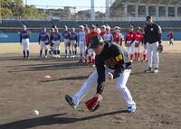 　グラブの出し方を披露する高橋（撮影・佐々木彰尚）