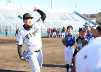 　腕の振り方を教える岩崎（撮影・佐々木彰尚）