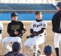 　笑顔を見せる高橋と岩崎（撮影・佐々木彰尚）