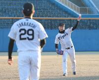 　高橋（左）とキャッチボールをする岩崎（撮影・佐々木彰尚）