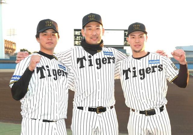 　高橋（左）と佐野（右）の肩を抱く岩崎