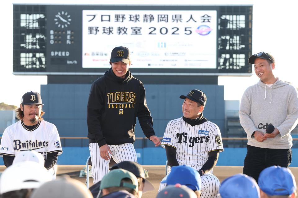 　笑顔を見せる高橋（中央左）と岩崎（同右）＝撮影・佐々木彰尚