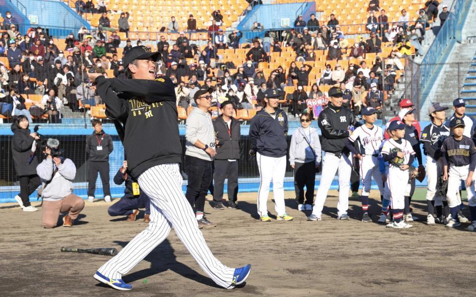 　ロングティーを披露する高橋（撮影・佐々木彰尚）