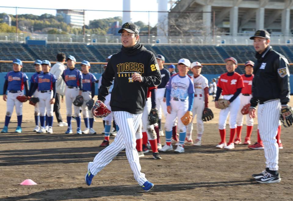 　野球教室に出席した高橋（中央）と佐野（撮影・佐々木彰尚）