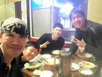 　「二代目蝦夷」の店内で岡安オーナーと写る東洋大時代の（左から）村上、中川、梅津（提供）