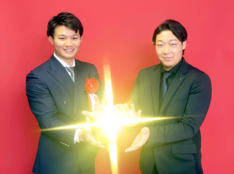 　ポーズを決める森下、大山（撮影・石井剣太郎）