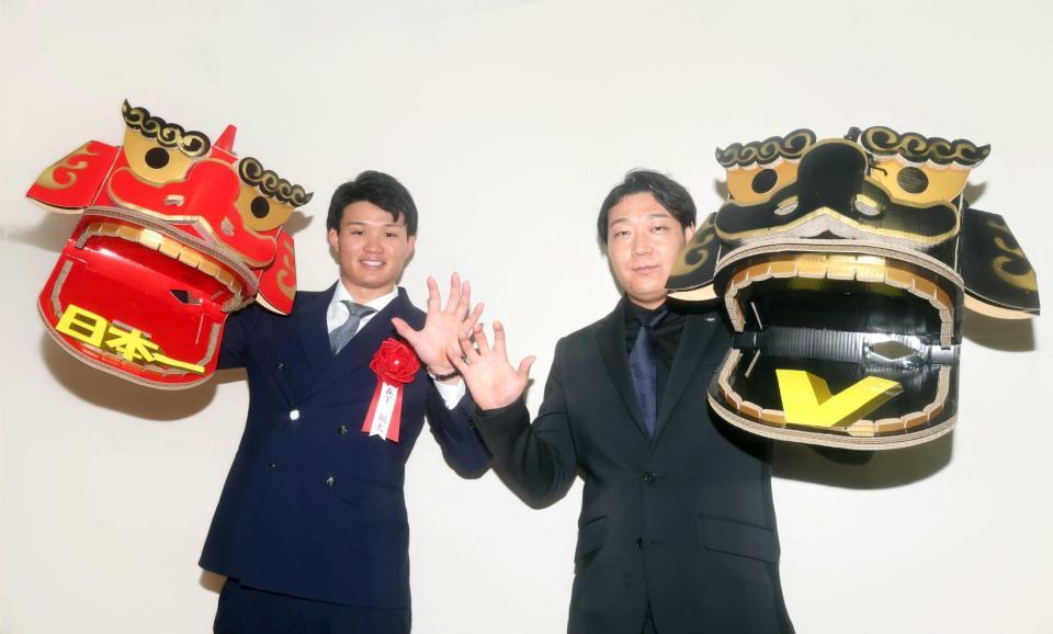 　ポーズを決める森下（左）と大山（撮影・石井剣太郎）