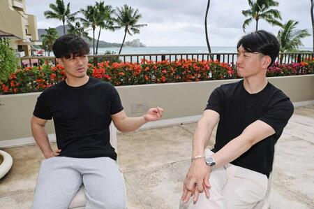 　対談する坂本（左）と近本