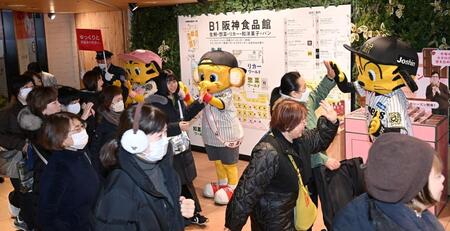 　来店客を出迎えるトラッキー（右）ら（撮影・西田忠信）