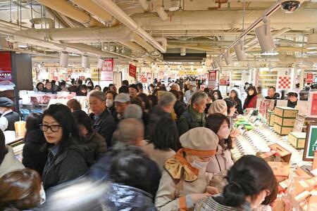 　初売りで大盛況の阪神梅田本店（撮影・西田忠信）