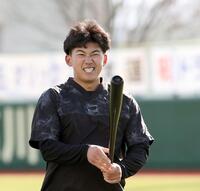 　打撃練習で手がしびれ、顔をしかめる立石（撮影・田中太一）