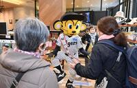 　タイガースショップの来店客にポーズを披露するトラッキー（撮影・西田忠信）