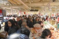 　初売りで大盛況の阪神梅田本店（撮影・西田忠信）