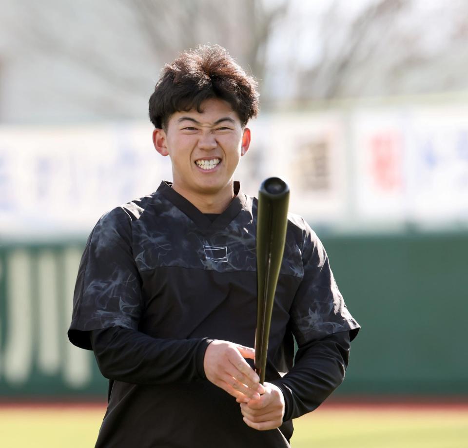 　打撃練習で手がしびれ、顔をしかめる立石（撮影・田中太一）