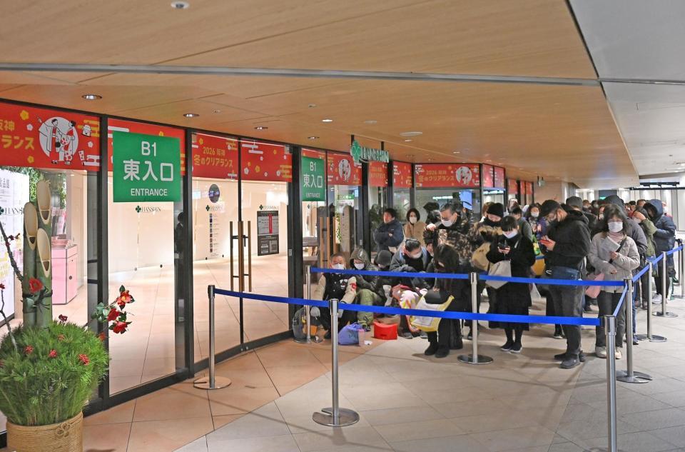 　初売りに行列を作る多くの人たち（撮影・西田忠信）