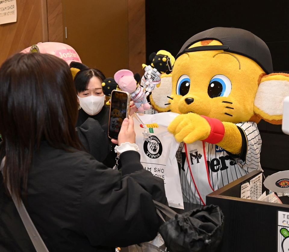 　来客に商品を手渡すキー太（撮影・西田忠信）