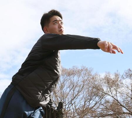 　キャッチボールをする早瀬（撮影・田中太一）