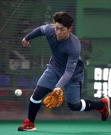 　ノックの打球を追う谷端（撮影・山口登）