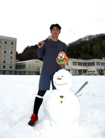 　自主トレを公開し、雪だるまと写真に納まる谷端（撮影・山口登）