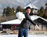 　練習の合間、雪を投げる早瀬（撮影・田中太一）