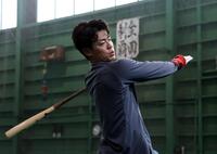 　自主トレを公開し、バットを振り込む谷端（撮影・山口登）