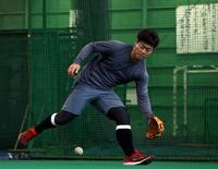 　ノックの打球を追う谷端（撮影・山口登）