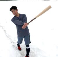 　自主トレを公開し、雪の上でスイングする谷端（撮影・山口登）