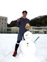 　自主トレを公開し、雪だるまと写真に納まる谷端（撮影・山口登）