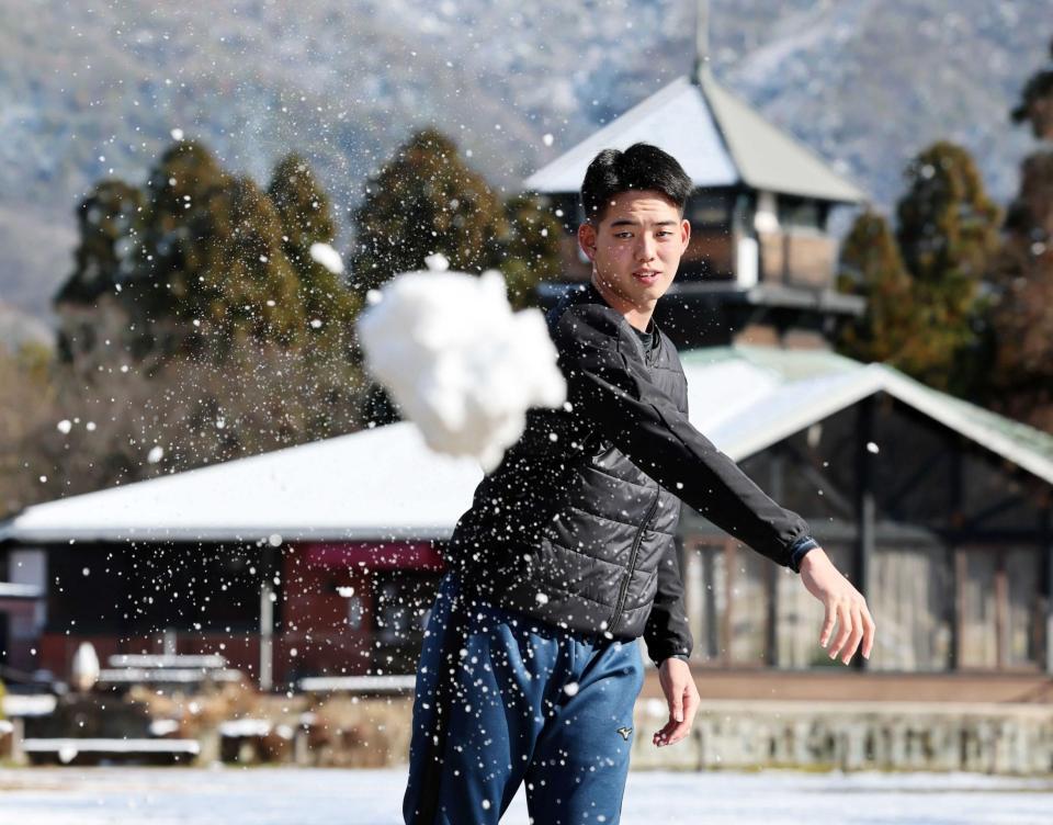 　練習の合間、雪を投げる早瀬（撮影・田中太一）