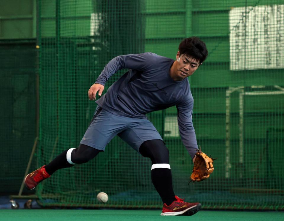 　ノックの打球を追う谷端（撮影・山口登）