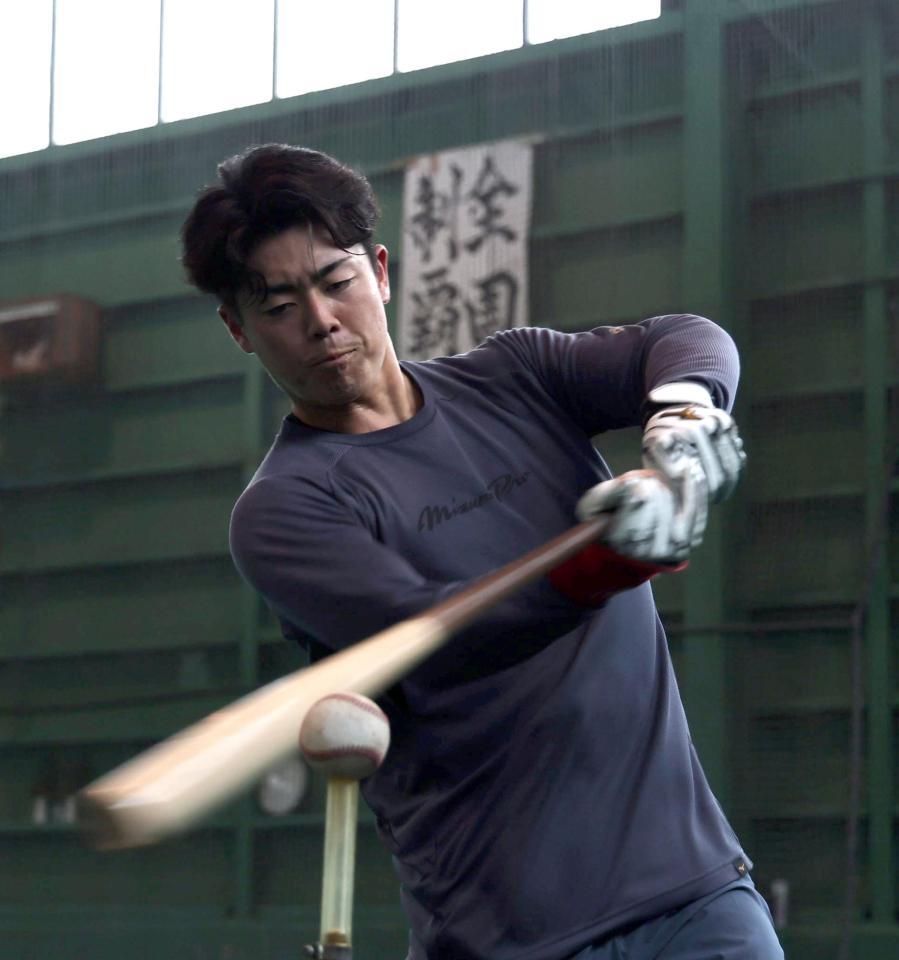 　自主トレを公開し、バットを振り込む谷端（撮影・山口登）