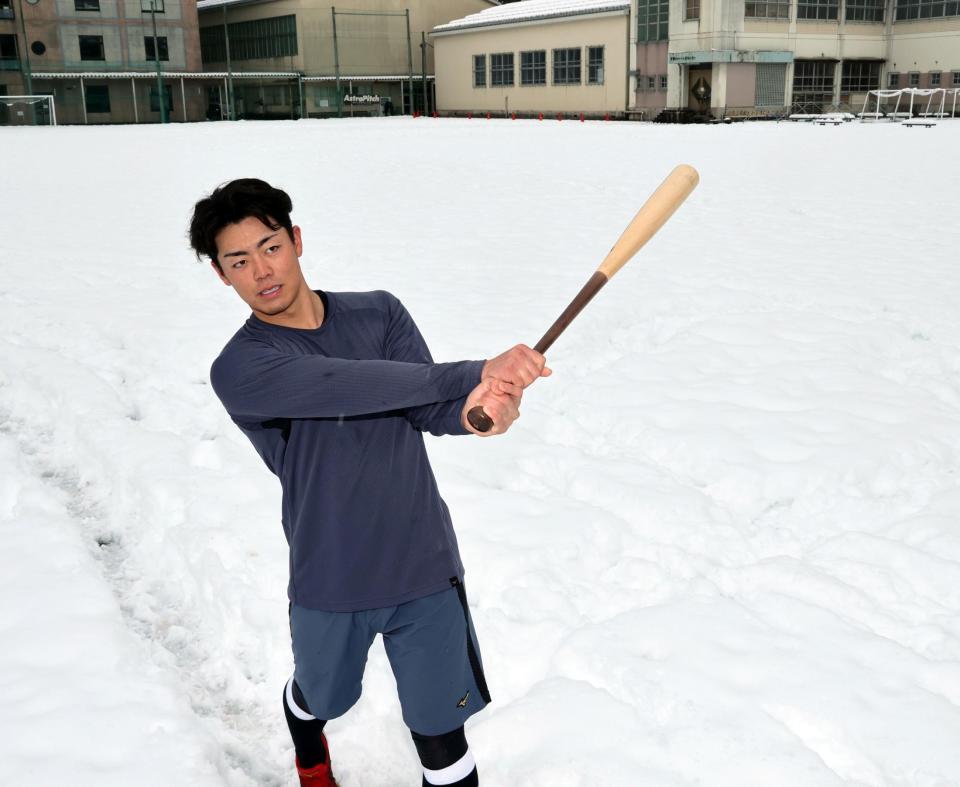 　自主トレを公開し、雪の上でスイングする谷端（撮影・山口登）