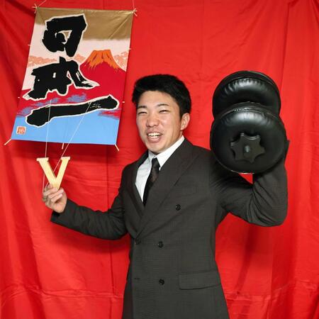 　マッスルポーズで笑顔を見せる石井（撮影・田中太一）