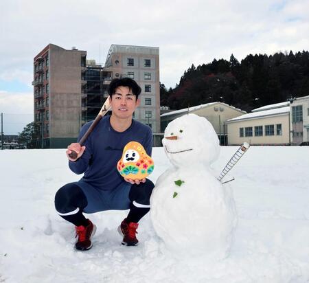 　自主トレを公開し、雪だるまと写真に納まる谷端（撮影・山口登）