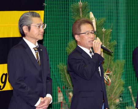 　年賀式であいさつする粟井球団社長。左は嶌村球団本部長（撮影・山口登）