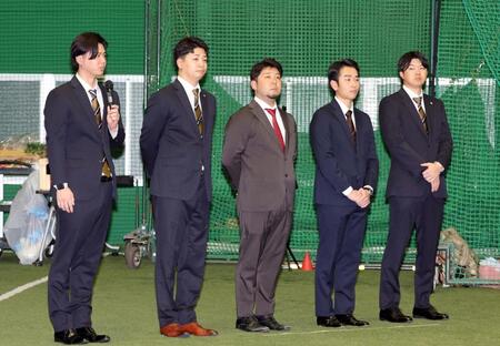 　新入団し、年賀式であいさつする（左から）川原陸氏、漆原大晟氏、大下誠一郎氏、西村壮市氏、楠本泰史氏（撮影・山口登）