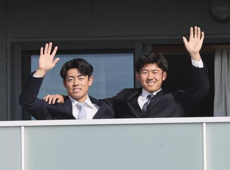 　入寮し、ベランダから手を振る立石（右）と谷端＝（撮影・田中太一）