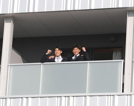 　入寮しベランダでポーズを決める谷端（左）と立石（撮影・西田忠信）