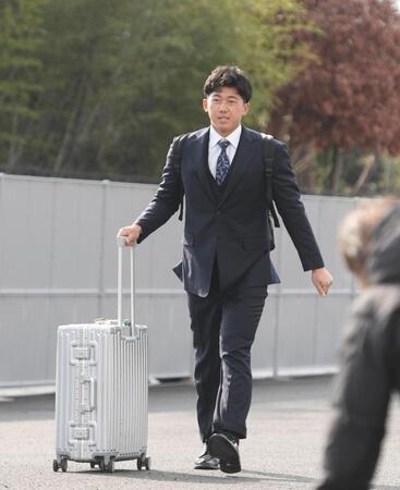 　入寮するドラフト１位の立石（撮影・西田忠信）