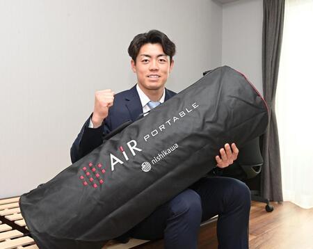 【写真】寮の窓から手を振る立石と谷端 2人とも体でかっ!