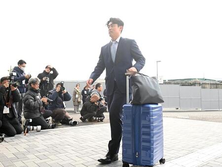 　入寮するドラフト２位の谷端（撮影・西田忠信）