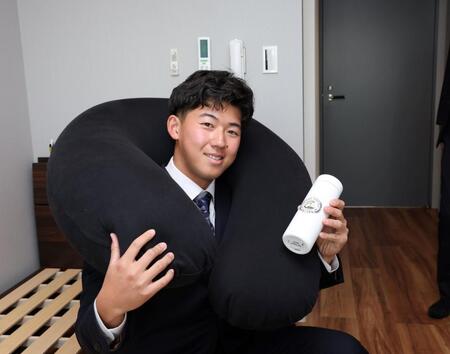 　ヨギボーを首に巻いてタンブラーを持つ立石