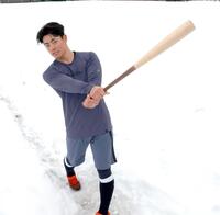 　自主トレを公開し、雪の上でスイングする谷端（撮影・山口登）