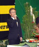 　年賀式であいさつする粟井球団社長（撮影・山口登）