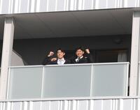 　入寮しベランダでポーズを決める谷端（左）と立石（撮影・西田忠信）