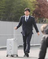 　入寮するドラフト１位の立石（撮影・西田忠信）