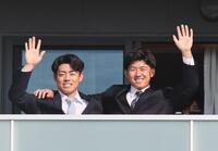 　ベランダから手を振る立石（右）と谷端（撮影・田中太一）